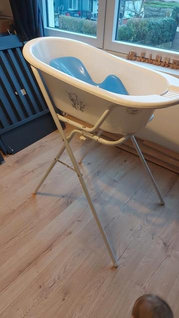 Babybadje met staander en badverkleinder beschikbaar voor biedingen