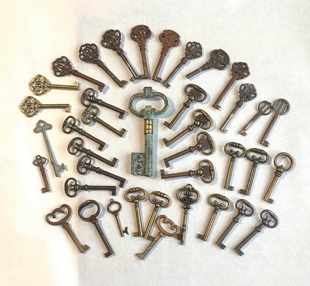 Lot oude sierlijke kast sleutels en opener 39 stuks, Ophalen of Verzenden