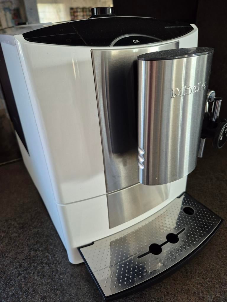 Volautomatische espressomachine Miele CM5100, Elektronische apparatuur, Koffiezetapparaten, Ophalen, Gebruikt, Espresso apparaat