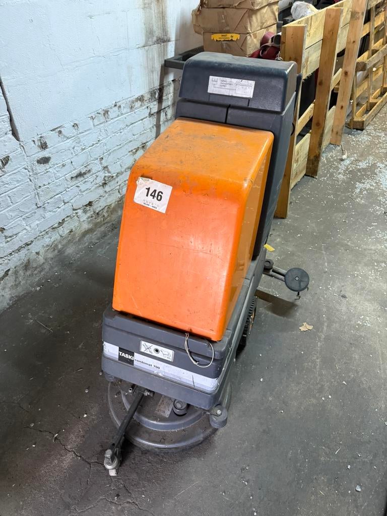 Autolaveuse Taski 700, Articles professionnels, Machines & Construction | Pompes & Compresseurs, Enlèvement