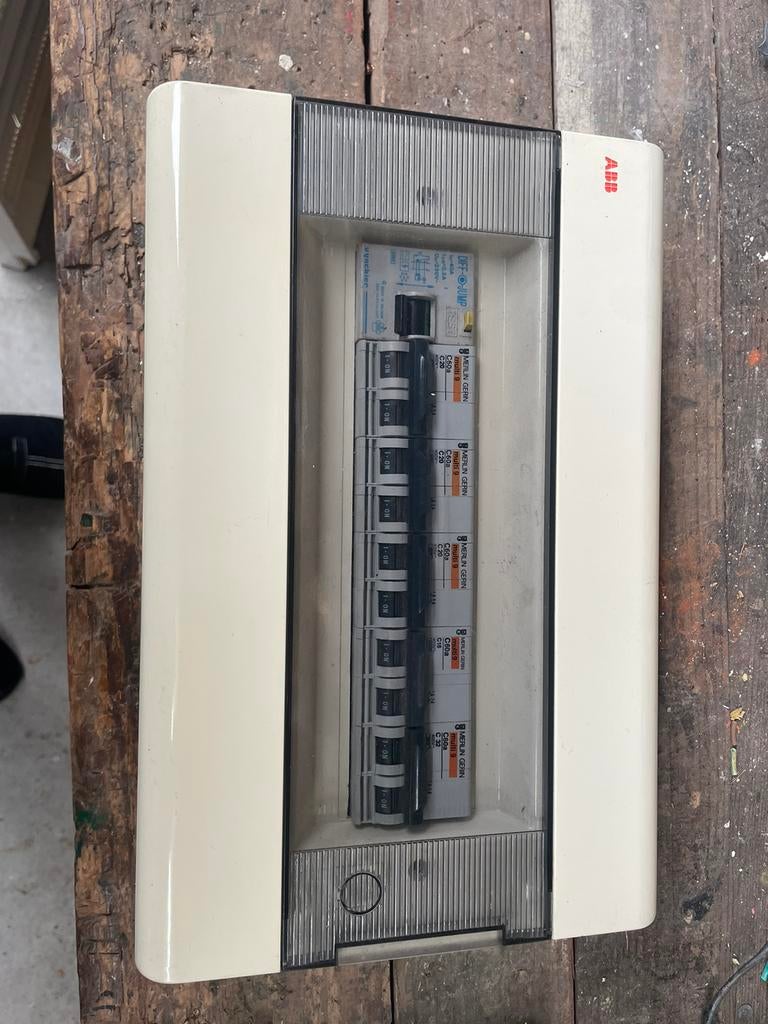 Elektriciteit verdeelkast, Ophalen, Zo goed als nieuw