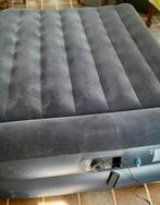 2 Intex opblaasbare matrassen: elektrische en enkele, Caravans en Kamperen, Luchtbedden, Ophalen of Verzenden, Ingebouwde pomp