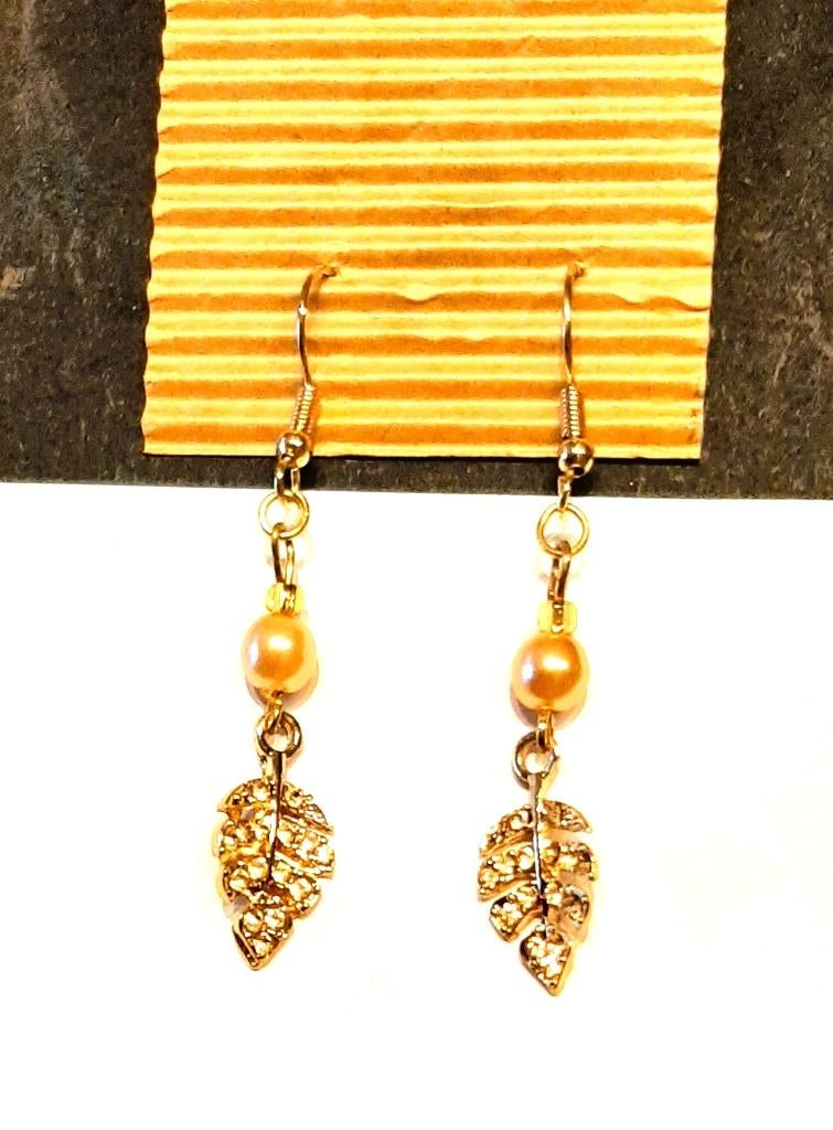 Te koop:Nieuw! Goudkleurige oorbelletjes met blad met stras., Bijoux, Sacs & Beauté, Boucles d'oreilles, Neuf, Or, Avec strass