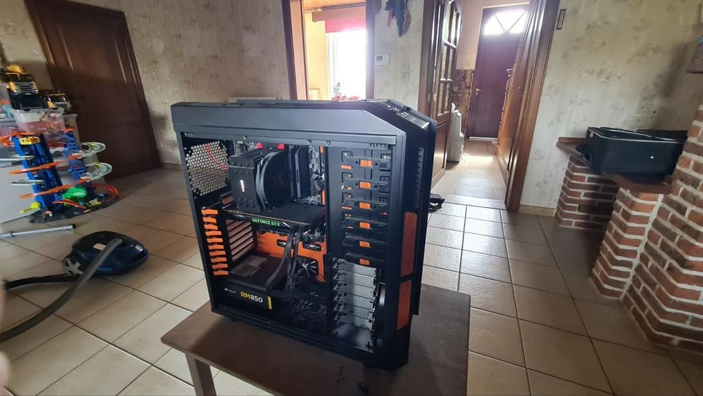 PC case met onderdelen, Informatique & Logiciels, Ordinateurs de bureau, Enlèvement