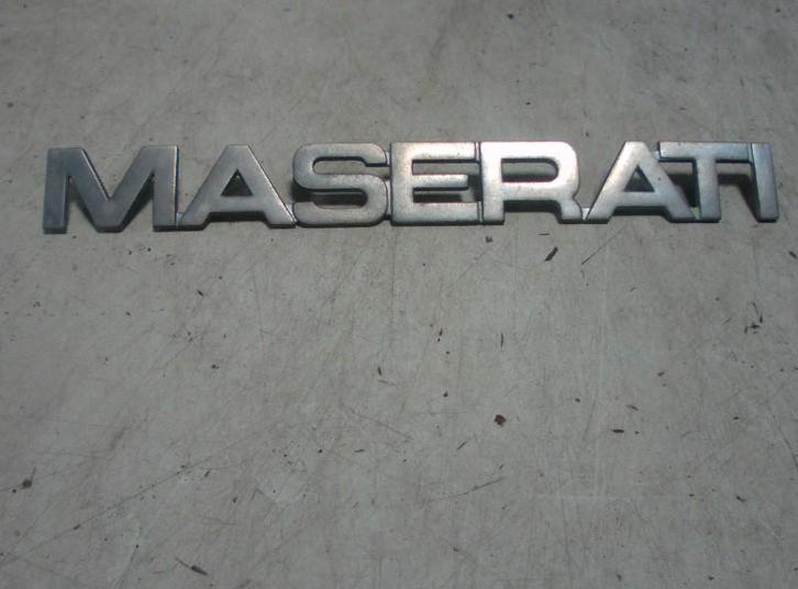 EMBLEEM Maserati Bi-turbo (01-1970/-), Auto-onderdelen, Overige Auto-onderdelen, Maserati, Gebruikt