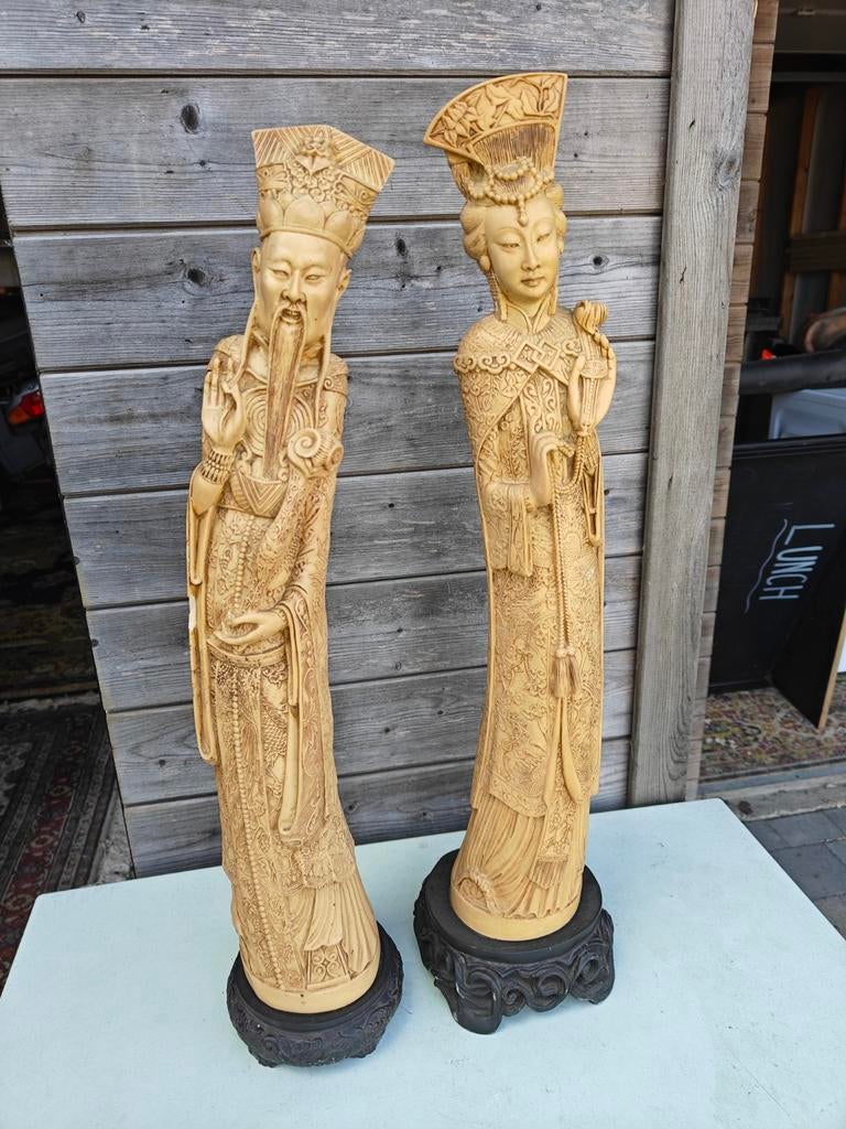 Twee Chinese beelden uit ivorine, Ophalen