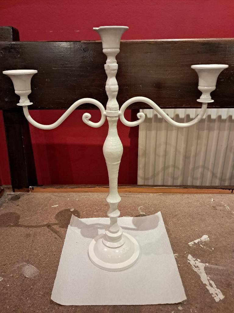 Un chandelier -- bougeoir à trois (3) branches en métal., Maison & Meubles, Accessoires pour la Maison | Bougeoirs & Bougies, Enlèvement