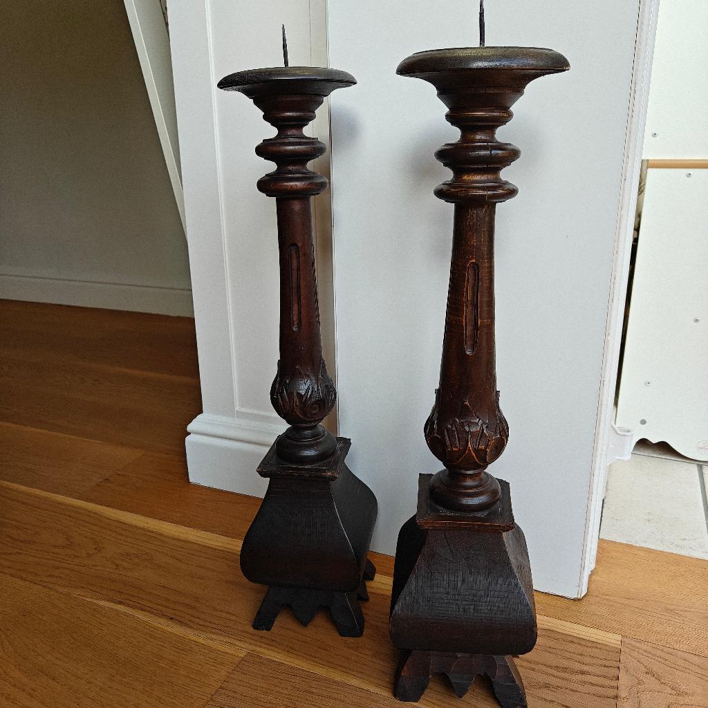 Paire de chandeliers de sol en bois sculptés à la main, Enlèvement
