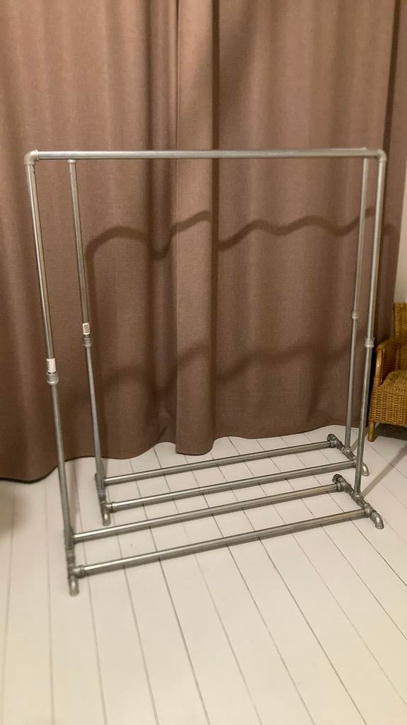 Twee kledingrekken in industriële stijl, Ophalen, Zo goed als nieuw