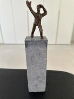 Bronzen beeldje op arduin, Antiek en Kunst, Ophalen of Verzenden