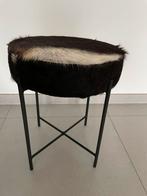 Bijzettafeltje met koeienhuid, Ophalen