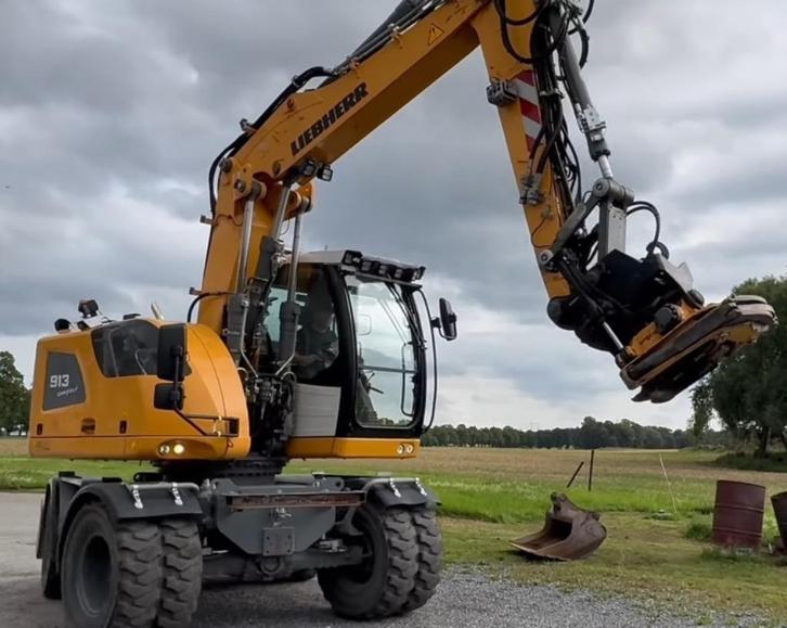 Liebherr A 913 Compact, Zakelijke goederen, Machines en Bouw | Kranen en Graafmachines, Graafmachine, Ophalen