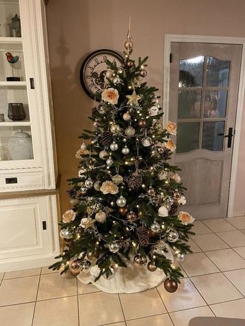 Kerstboom met verlichting en ornamenten  beschikbaar voor biedingen