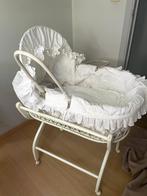 witte rieten babywieg met kap op staander, Ophalen, Gebruikt, Wieg