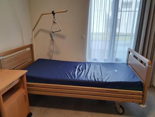 VERKOCHT Ziekenhuisbed met nachtkastje, Diversen, Verpleegmiddelen, Zo goed als nieuw, Ophalen