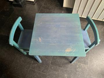 IKEA kleine tafel en 2 stoelen beschikbaar voor biedingen