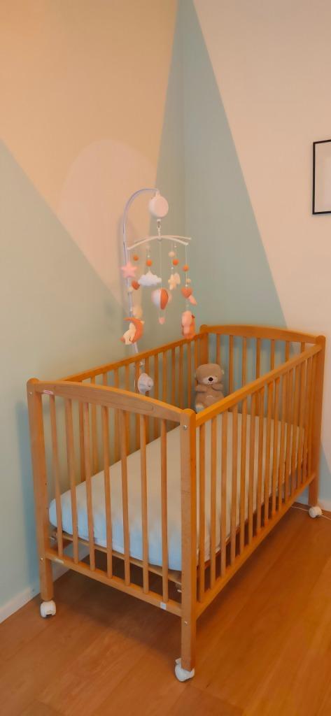 Houten babybedje met uitschuifbare spijlen + matras, Kinderen en Baby's, Babywiegjes en Ledikanten, Zo goed als nieuw, Ledikant