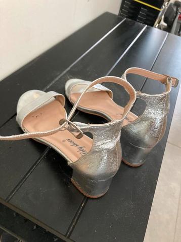 Zilveren sandalen met hak beschikbaar voor biedingen