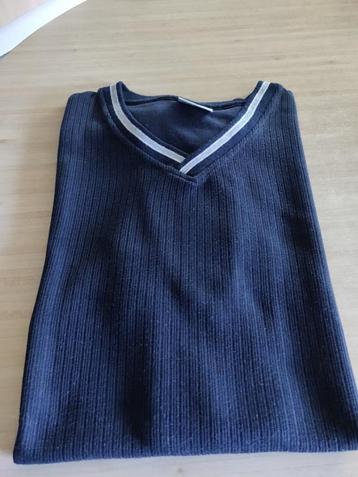 Pull RTX Sports maat XXL en Pull Triangle maat L. beschikbaar voor biedingen