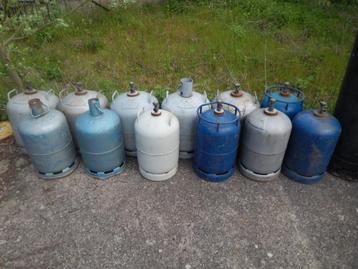 diverses bouteilles de gaz vides