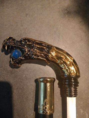 Gouden drakenstok  beschikbaar voor biedingen