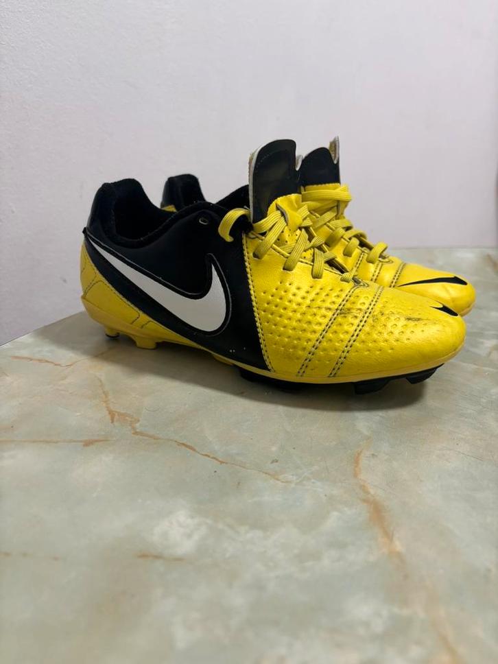 Chaussures de football Nike pour jeunes, Sports & Fitness, Football, Utilisé, Chaussures, Enlèvement
