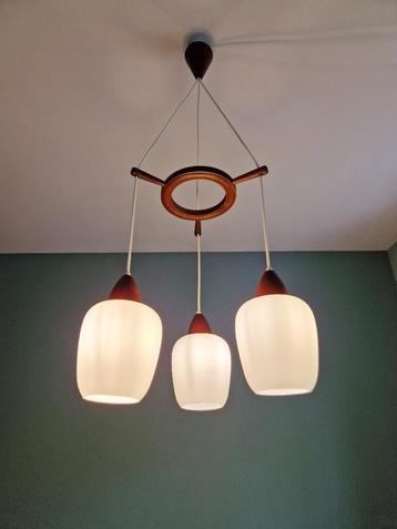 Scandinavische kroonluchter, teakhout & wit glazen, 1960 beschikbaar voor biedingen
