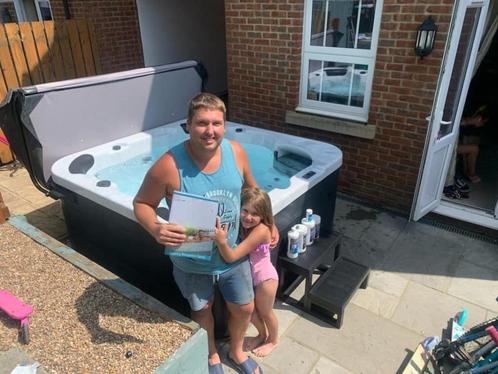 STUNTACTIE nieuw / jacuzzi 3 personen geïsoleerd+ led-licht, Tuin en Terras, Bielzen en Borduren, Nieuw, Ophalen