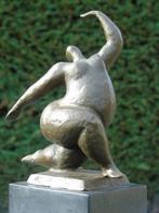 statue d une grosse femme un genou au sol en bronze ..., Bronze, Enlèvement ou Envoi