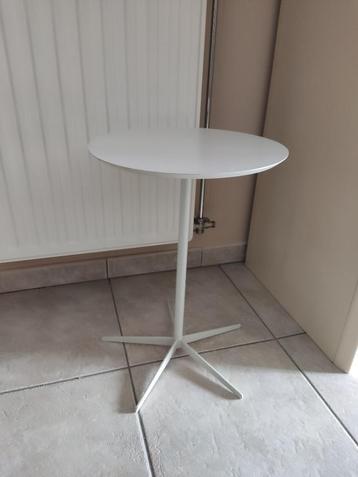 2 ronde bijzettafeltjes beschikbaar voor biedingen