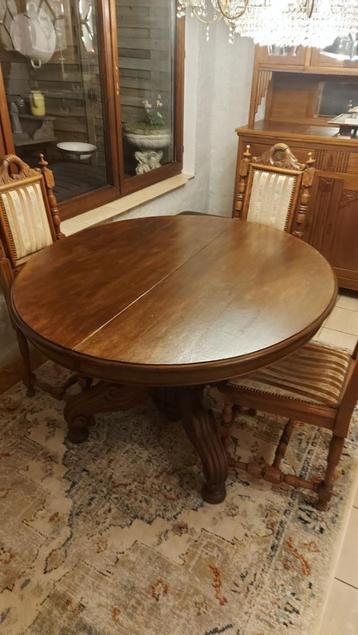 Antieke tafel met 4 stoelen beschikbaar voor biedingen