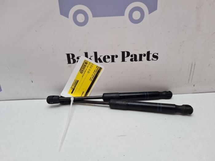 Gasdemper Motorkap Set van een BMW 1-Serie, Auto-onderdelen, Carrosserie, BMW, Gebruikt, 3 maanden garantie