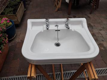 Lavabo de salle de bain rétro avec robinets d'origine. 