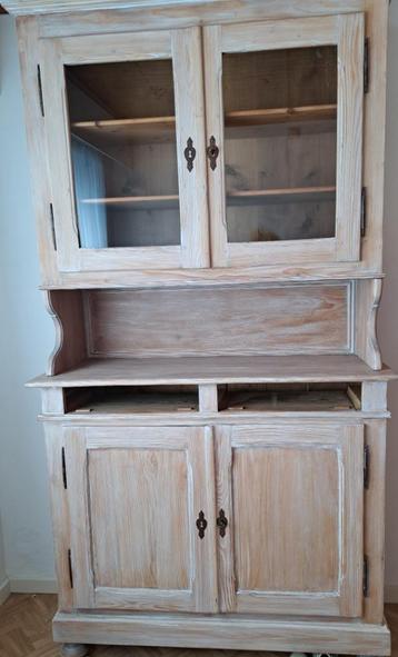 Houten dressoir beschikbaar voor biedingen