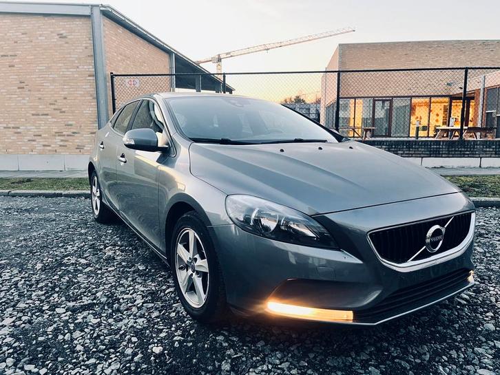 Volvo V40 2.0 D2 MJ2018 89000km Navi/LED, Autos, Volvo, Particulier, V40, ABS, Airbags, Air conditionné, Alarme, Bluetooth, Ordinateur de bord