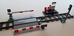 Lego trein: overweg + slagbomen en perron + seinpaal (Nieuw), Kinderen en Baby's, Speelgoed | Duplo en Lego, Nieuw, Complete set