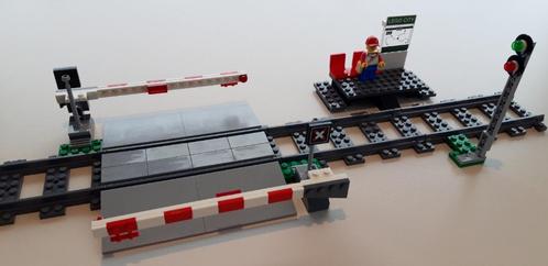 Lego trein: overweg + slagbomen en perron + seinpaal (Nieuw), Kinderen en Baby's, Speelgoed | Duplo en Lego, Nieuw, Lego, Complete set