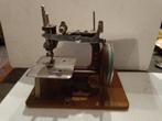 zeer oud naaimachinetje.      Voor kinderen.  ou, Antiek en Kunst, Ophalen of Verzenden