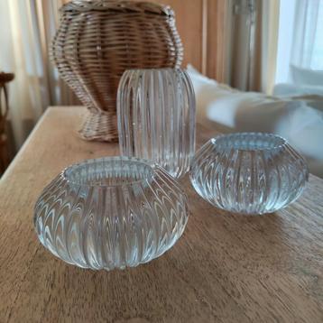 Mooie kandelaars van geperst glas beschikbaar voor biedingen