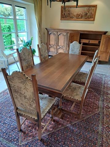 Eiken tafel met 6 stoelen beschikbaar voor biedingen