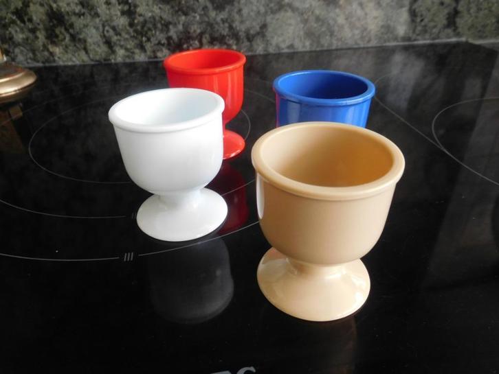 4 vintage plastic eierdopjes, Huis en Inrichting, Keuken | Servies, Nieuw, Kom(men), Ophalen of Verzenden