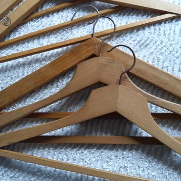 10 stoere vintagekapstokken in kwaliteitshout.  beschikbaar voor biedingen