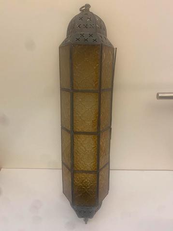 Antieke Lantaarn met Amberkleurig Glas en Metalen Frame beschikbaar voor biedingen