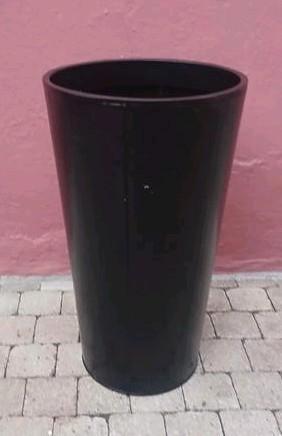 Zwarte metalen plantenpothoes beschikbaar voor biedingen