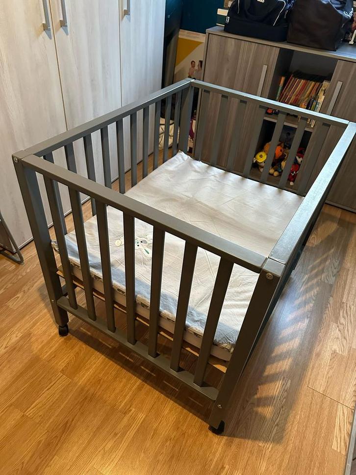 Parc Pericles Gris sur roulettes, Kinderen en Baby's, Babyparken, Gebruikt, Rechthoekig, In hoogte verstelbaar, Boxkleed, Wieltjes