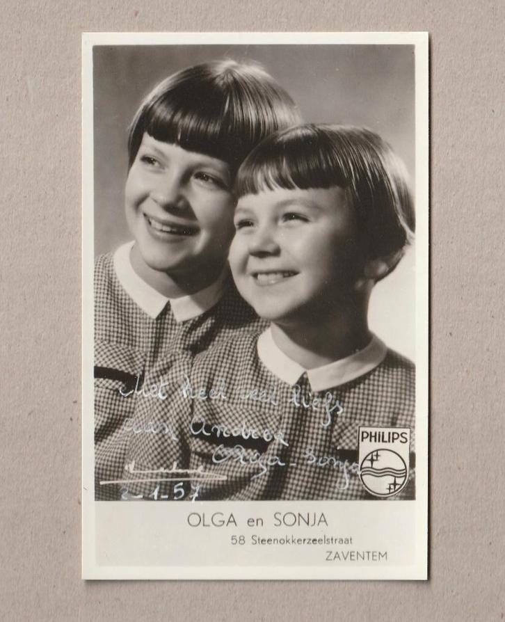 Olga en Sonja (zangeressen, foto uit 1957), Verzamelen, Muziek, Artiesten en Beroemdheden, Zo goed als nieuw, Foto of Kaart, Gesigneerd