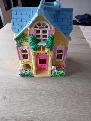klein poppen speelhuisje beschikbaar voor biedingen
