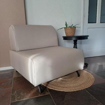 Hippe, beige fauteuil beschikbaar voor biedingen