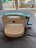 EMBOSSING MACHINE, Hobby en Vrije tijd, Kaarten | Zelfgemaakt, Ophalen, Zo goed als nieuw, Fantasie