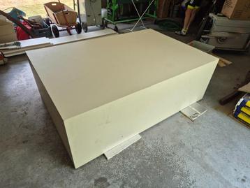 Etalage podium platform beschikbaar voor biedingen